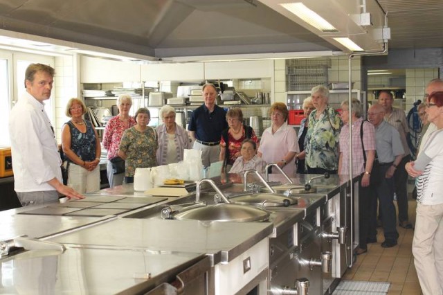 Ehrenamtler aus Stromberg und Wadersloh besichtigen die Zentralküche in Diestedde