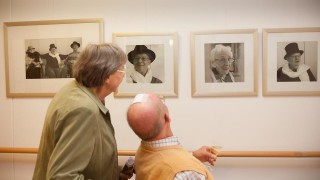 Das bin ja ich: Eine kleine Galerie mit Portraits der Hausbewohner wurde zum zehnjährigen Jubiläum des Hauses enthüllt. (Foto: SMMP/Beer)