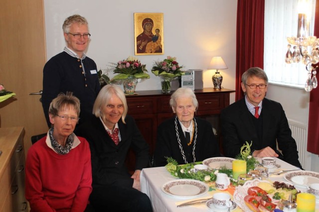 Bei einem gemütlichen Frühstück feiert Ina Heitfeld ihren 95. Geburtstag ; v.l.: Annette Piskorski, Andreas Wedeking, Elisabeth Heitfeld, Ina Heitfeld, Bürgermeister Karl-Friedrich Knop