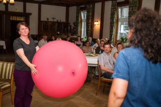 Um sich gegenseitig bekannt zu machen, hat Sybille Bullatschek einen Ball mitgebracht, den sich die Besucher zuwerfen können. Foto: SMMP/Bock