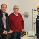 Herr Pähler, Herr Dr. Becker und Einrichtungsleiter Fritz Wolk freuen sich über das neue EKG.